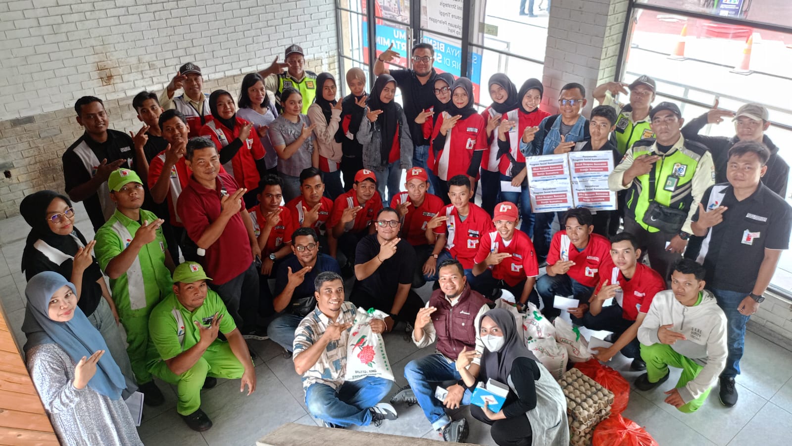 Pertamina Retail Salurkan Bantuan untuk Pekerja Terdampak Bencana di Sumatera
