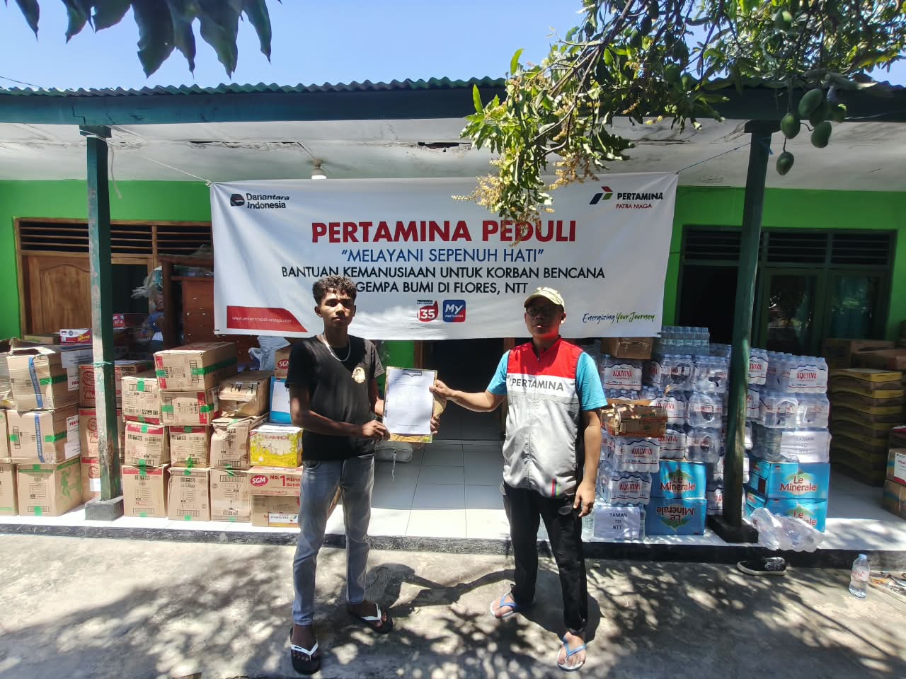 Pertamina Retail Salurkan Bantuan Kemanusiaan bagi Masyarakat Terdampak Bencana di NTT dan NTB