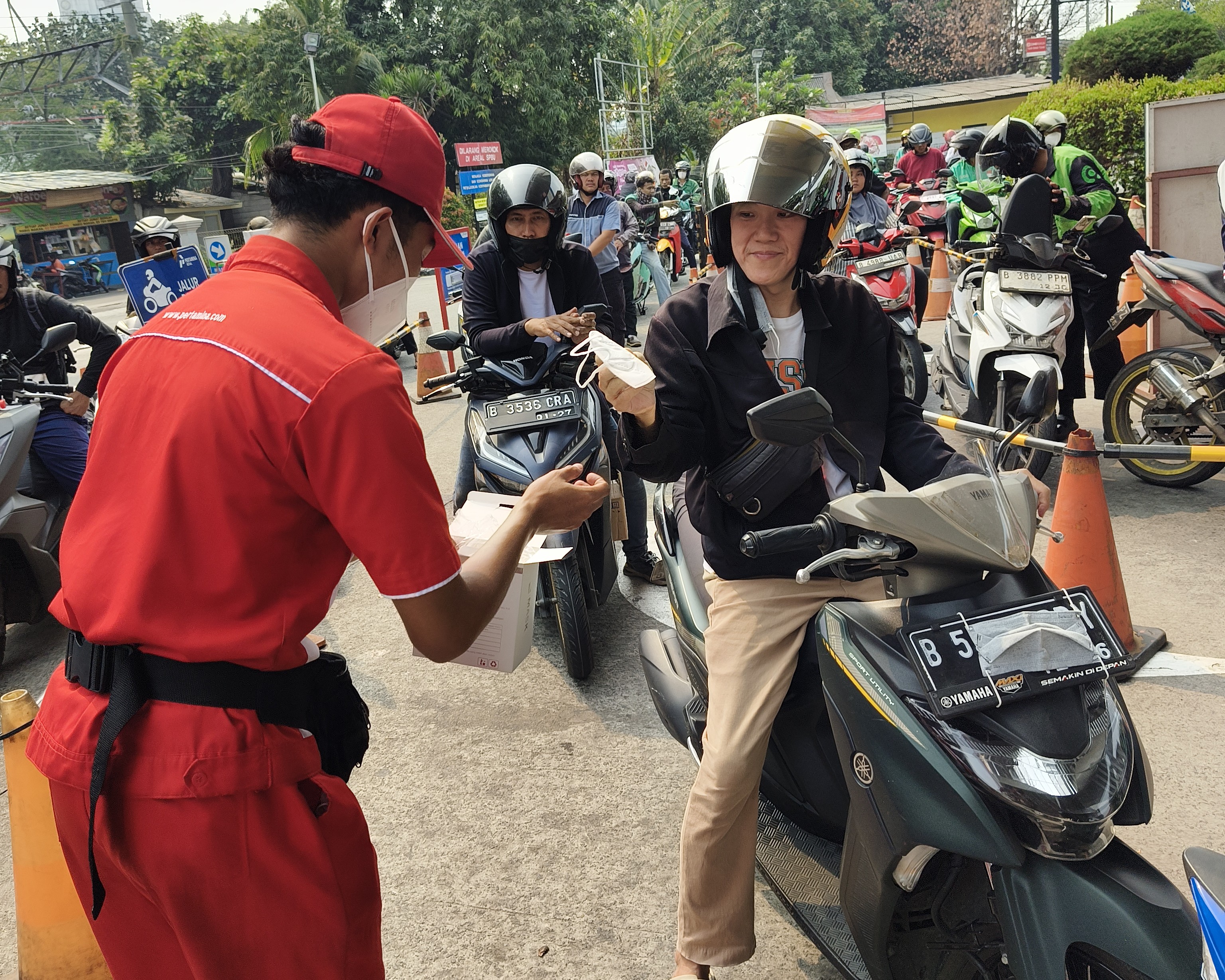Pertamina Retail Hadirkan Kepedulian bagi Pelanggan melalui Pembagian Masker di 42 SPBU COCO